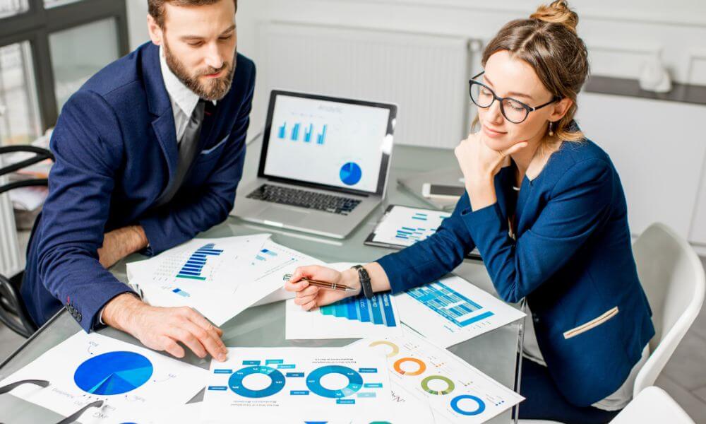 Két kolléga a marketingstratégiákat elemzi
