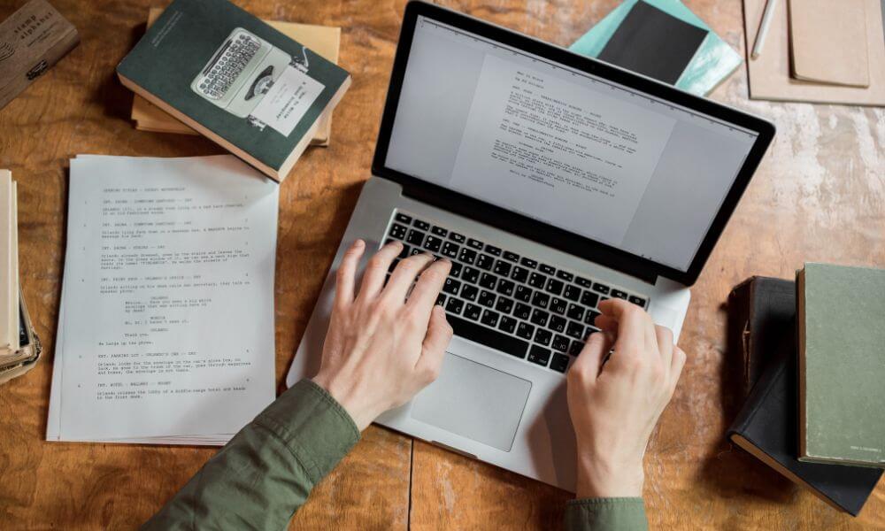 szövegírás A.I.-jal férfi gépen laptopon