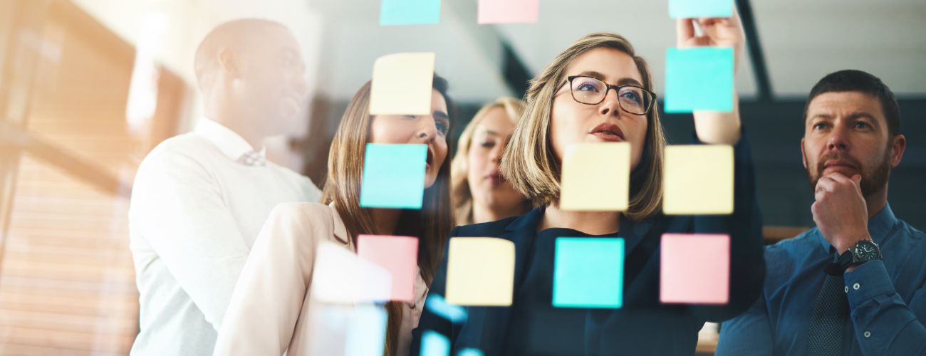 Marketingcsapat és külső ügynökségi szakértők közös munkája stratégiai tervezés során a marketing outsourcing keretein belül.
