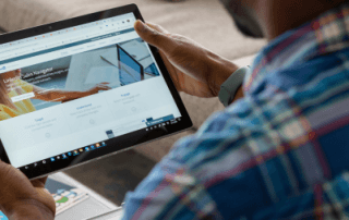 A jelenlét LinkedIn-en szakmai véleményvezér tartalommal hosszú távon nagyobb bizalmat épít a döntéshozók körében, mint egy egyszeri hirdetési kampány, ezért a rendszeres, minőségi tartalomkészítés stratégiai befektetésnek számít.