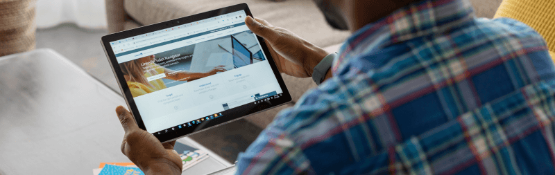 A jelenlét LinkedIn-en szakmai véleményvezér tartalommal hosszú távon nagyobb bizalmat épít a döntéshozók körében, mint egy egyszeri hirdetési kampány, ezért a rendszeres, minőségi tartalomkészítés stratégiai befektetésnek számít.