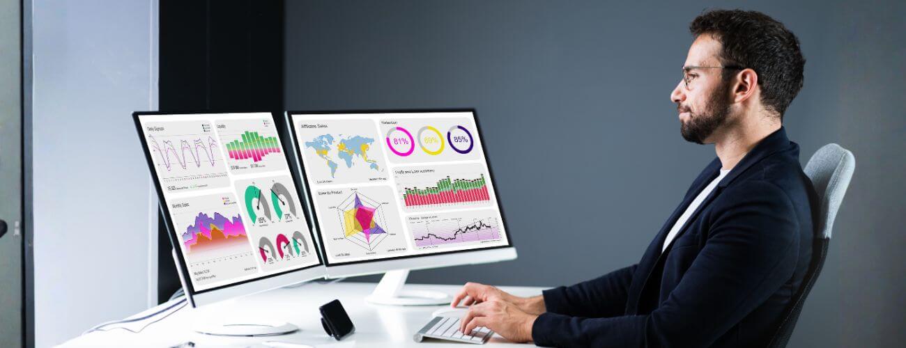 Marketing szakember elemzi az ügyfél-elégedettségi és megtartási adatokat egy vezetői dashboardon.